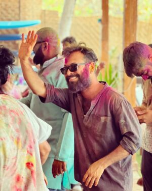 Tiga Instagram - Une pensée colorée depuis l’Inde. Souvenir du Holi festival (la fête des couleurs) 🌈
Mon séjour se déroule merveilleusement bien. Quel beau voyage. Je visite. Je découvre. J’apprends.
Je vous partagerai mes coups de cœur dans des Échappées Belles, j’espère. En attendant, je savoure chaque instant et je t’embrasse chaleureusement. 
Om shanti shanti shanti 🫶✨🧘‍♀️