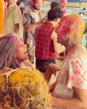 Tiga Instagram - Une pensée colorée depuis l’Inde. Souvenir du Holi festival (la fête des couleurs) 🌈
Mon séjour se déroule merveilleusement bien. Quel beau voyage. Je visite. Je découvre. J’apprends.
Je vous partagerai mes coups de cœur dans des Échappées Belles, j’espère. En attendant, je savoure chaque instant et je t’embrasse chaleureusement. 
Om shanti shanti shanti 🫶✨🧘‍♀️