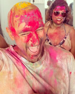 Tiga Instagram - Une pensée colorée depuis l’Inde. Souvenir du Holi festival (la fête des couleurs) 🌈
Mon séjour se déroule merveilleusement bien. Quel beau voyage. Je visite. Je découvre. J’apprends.
Je vous partagerai mes coups de cœur dans des Échappées Belles, j’espère. En attendant, je savoure chaque instant et je t’embrasse chaleureusement. 
Om shanti shanti shanti 🫶✨🧘‍♀️