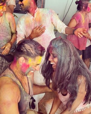 Tiga Instagram - Une pensée colorée depuis l’Inde. Souvenir du Holi festival (la fête des couleurs) 🌈
Mon séjour se déroule merveilleusement bien. Quel beau voyage. Je visite. Je découvre. J’apprends.
Je vous partagerai mes coups de cœur dans des Échappées Belles, j’espère. En attendant, je savoure chaque instant et je t’embrasse chaleureusement. 
Om shanti shanti shanti 🫶✨🧘‍♀️