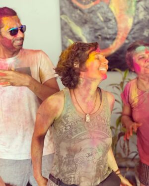 Tiga Instagram - Une pensée colorée depuis l’Inde. Souvenir du Holi festival (la fête des couleurs) 🌈
Mon séjour se déroule merveilleusement bien. Quel beau voyage. Je visite. Je découvre. J’apprends.
Je vous partagerai mes coups de cœur dans des Échappées Belles, j’espère. En attendant, je savoure chaque instant et je t’embrasse chaleureusement. 
Om shanti shanti shanti 🫶✨🧘‍♀️