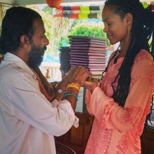 Tiga Instagram - Venugopal est un joueur de flûte (enchantée) et il les fabrique dans une grande spiritualité. La veille de mon anniversaire, il a ressenti qu’il devait m’offrir une de ses flûtes. D’après lui, je suis une musicienne 🤭😆😅 Je ris tellement !
Donc voilà, en plus de mon ukulele, je voyage désormais avec une flûte indienne… 
Merci Venugopal pour ta confiance 🙏✨🙇‍♀️

#uncadeauneserefusepas #lecoeurouvertàlarencontre #lecoeurouvertàlinconnu #india #voyageintérieur #cadeauanniversaire #merci #loveisall #bientotenconcert😂 

PS: merci aux copines de ma classe de yoga pour les photos. Se constituer des souvenirs… c’est précieux 🥰🫶🍀🌈