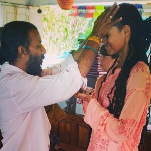 Tiga Instagram - Venugopal est un joueur de flûte (enchantée) et il les fabrique dans une grande spiritualité. La veille de mon anniversaire, il a ressenti qu’il devait m’offrir une de ses flûtes. D’après lui, je suis une musicienne 🤭😆😅 Je ris tellement !
Donc voilà, en plus de mon ukulele, je voyage désormais avec une flûte indienne… 
Merci Venugopal pour ta confiance 🙏✨🙇‍♀️

#uncadeauneserefusepas #lecoeurouvertàlarencontre #lecoeurouvertàlinconnu #india #voyageintérieur #cadeauanniversaire #merci #loveisall #bientotenconcert😂 

PS: merci aux copines de ma classe de yoga pour les photos. Se constituer des souvenirs… c’est précieux 🥰🫶🍀🌈
