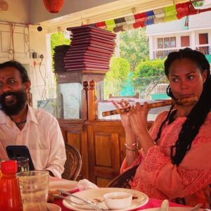 Tiga Instagram - Venugopal est un joueur de flûte (enchantée) et il les fabrique dans une grande spiritualité. La veille de mon anniversaire, il a ressenti qu’il devait m’offrir une de ses flûtes. D’après lui, je suis une musicienne 🤭😆😅 Je ris tellement !
Donc voilà, en plus de mon ukulele, je voyage désormais avec une flûte indienne… 
Merci Venugopal pour ta confiance 🙏✨🙇‍♀️

#uncadeauneserefusepas #lecoeurouvertàlarencontre #lecoeurouvertàlinconnu #india #voyageintérieur #cadeauanniversaire #merci #loveisall #bientotenconcert😂 

PS: merci aux copines de ma classe de yoga pour les photos. Se constituer des souvenirs… c’est précieux 🥰🫶🍀🌈