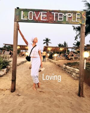 Tiga Instagram - Dès que tu avances sur le chemin, le chemin apparaît. Love, service and compassion ✨🏄‍♀️💋

🎵Song : “Là-bas” de JJ Goldman (oui, je sais, je suis suuuuper old-school 😄😂🤌)