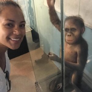 Tiga Instagram - Suis passée faire un coucou à une lointaine cousine… 
• I stopped by to say hello to a cousin 🇪🇹😊

#ethiopia🇪🇹 #museum #becuriousbewell #lucia #world #famous #ancestor