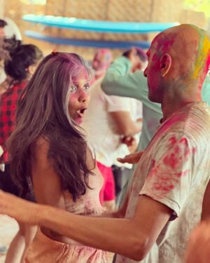 Tiga Instagram - Une pensée colorée depuis l’Inde. Souvenir du Holi festival (la fête des couleurs) 🌈
Mon séjour se déroule merveilleusement bien. Quel beau voyage. Je visite. Je découvre. J’apprends.
Je vous partagerai mes coups de cœur dans des Échappées Belles, j’espère. En attendant, je savoure chaque instant et je t’embrasse chaleureusement. 
Om shanti shanti shanti 🫶✨🧘‍♀️