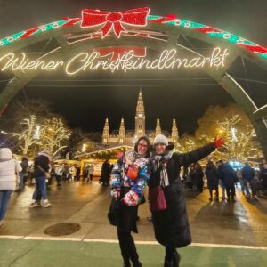 Tijana Dapčević Instagram - Bile smo u Beču🌟
 malo smo se(više)smrzle, pile smo kuvano vino sa cimetom na najmagičnijem mestu Wiener Christkindlmarkt, srele smo se sa Marinom, Markom i Naumom❤️ imale smo mnogo uspešne koncerte za našu dečicu u organizaciji @kult_szene ❤️
E da, maaaalo smo šopingovale 🤷😂