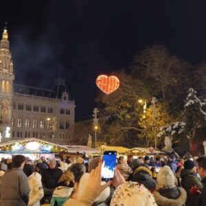 Tijana Dapčević Instagram - Bile smo u Beču🌟
 malo smo se(više)smrzle, pile smo kuvano vino sa cimetom na najmagičnijem mestu Wiener Christkindlmarkt, srele smo se sa Marinom, Markom i Naumom❤️ imale smo mnogo uspešne koncerte za našu dečicu u organizaciji @kult_szene ❤️
E da, maaaalo smo šopingovale 🤷😂