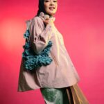 Tika Bravani Instagram - Awal diajak uni Ria Miranda untuk photoshoot Minang Dekade, aku jadi merenungi akar budaya yang selama ini mempengaruhiku. Lama tinggal bersama nenek dan datuk yang asli Bukittinggi, aku jadi sadar betul betapa independen dan besarnya pengaruh perempuan Minang, terutama di keluarga. Bukan tidak menghargai suami, tapi perannya memang besar, mulai dari keputusan makanan apa yang disajikan sampai soal usaha keluarga. 5 Mak Tuo (tante) yang kupunya juga punya dominasi tinggi dalam keluarga dan sepertinya, aku sekarang pun begitu, hobi ngatur 😄 Buat yang di Jakarta, yuk lebih kenal Minang dengan dateng ke Minang Dekade Exhibition di Atrium PIM 2 dari tanggal 13-19 Februari 2023✨