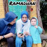 Tika Bravani Instagram – Hanya di bulan Ramadhan, belanja diiringi lagu religi. Alhamdulillaah 🌟