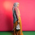 Tika Bravani Instagram - Awal diajak uni Ria Miranda untuk photoshoot Minang Dekade, aku jadi merenungi akar budaya yang selama ini mempengaruhiku. Lama tinggal bersama nenek dan datuk yang asli Bukittinggi, aku jadi sadar betul betapa independen dan besarnya pengaruh perempuan Minang, terutama di keluarga. Bukan tidak menghargai suami, tapi perannya memang besar, mulai dari keputusan makanan apa yang disajikan sampai soal usaha keluarga. 5 Mak Tuo (tante) yang kupunya juga punya dominasi tinggi dalam keluarga dan sepertinya, aku sekarang pun begitu, hobi ngatur 😄 Buat yang di Jakarta, yuk lebih kenal Minang dengan dateng ke Minang Dekade Exhibition di Atrium PIM 2 dari tanggal 13-19 Februari 2023✨