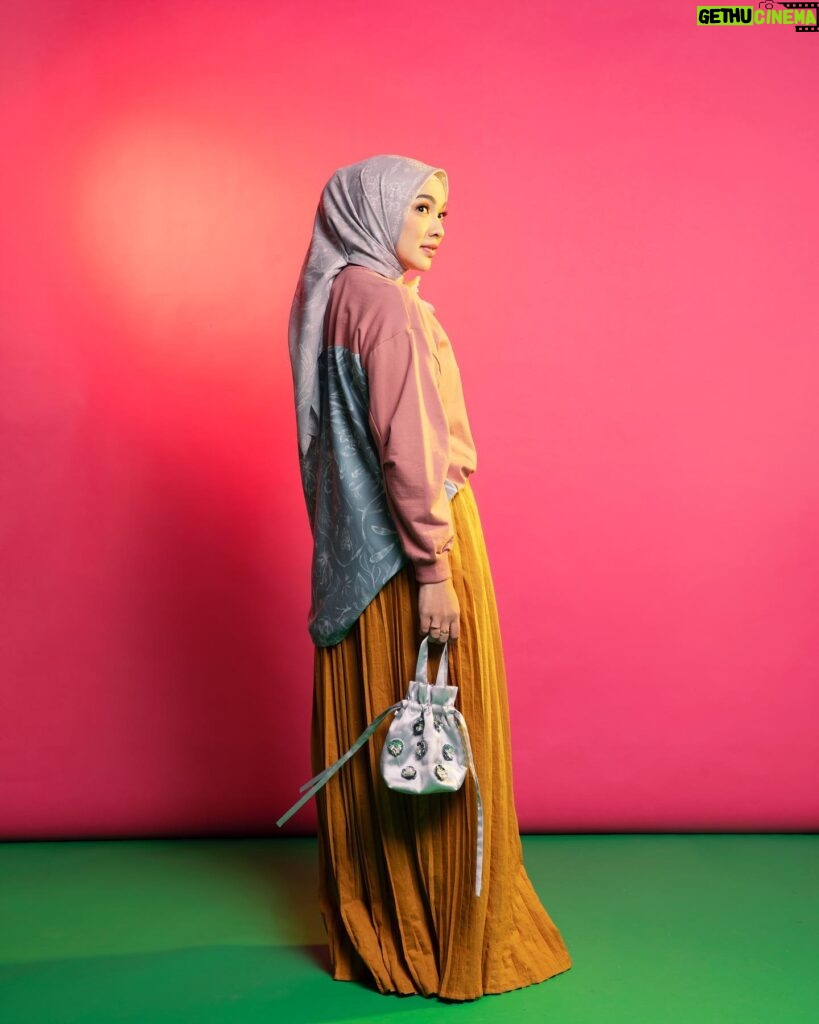 Tika Bravani Instagram - Awal diajak uni Ria Miranda untuk photoshoot Minang Dekade, aku jadi merenungi akar budaya yang selama ini mempengaruhiku. Lama tinggal bersama nenek dan datuk yang asli Bukittinggi, aku jadi sadar betul betapa independen dan besarnya pengaruh perempuan Minang, terutama di keluarga. Bukan tidak menghargai suami, tapi perannya memang besar, mulai dari keputusan makanan apa yang disajikan sampai soal usaha keluarga. 5 Mak Tuo (tante) yang kupunya juga punya dominasi tinggi dalam keluarga dan sepertinya, aku sekarang pun begitu, hobi ngatur 😄 Buat yang di Jakarta, yuk lebih kenal Minang dengan dateng ke Minang Dekade Exhibition di Atrium PIM 2 dari tanggal 13-19 Februari 2023✨