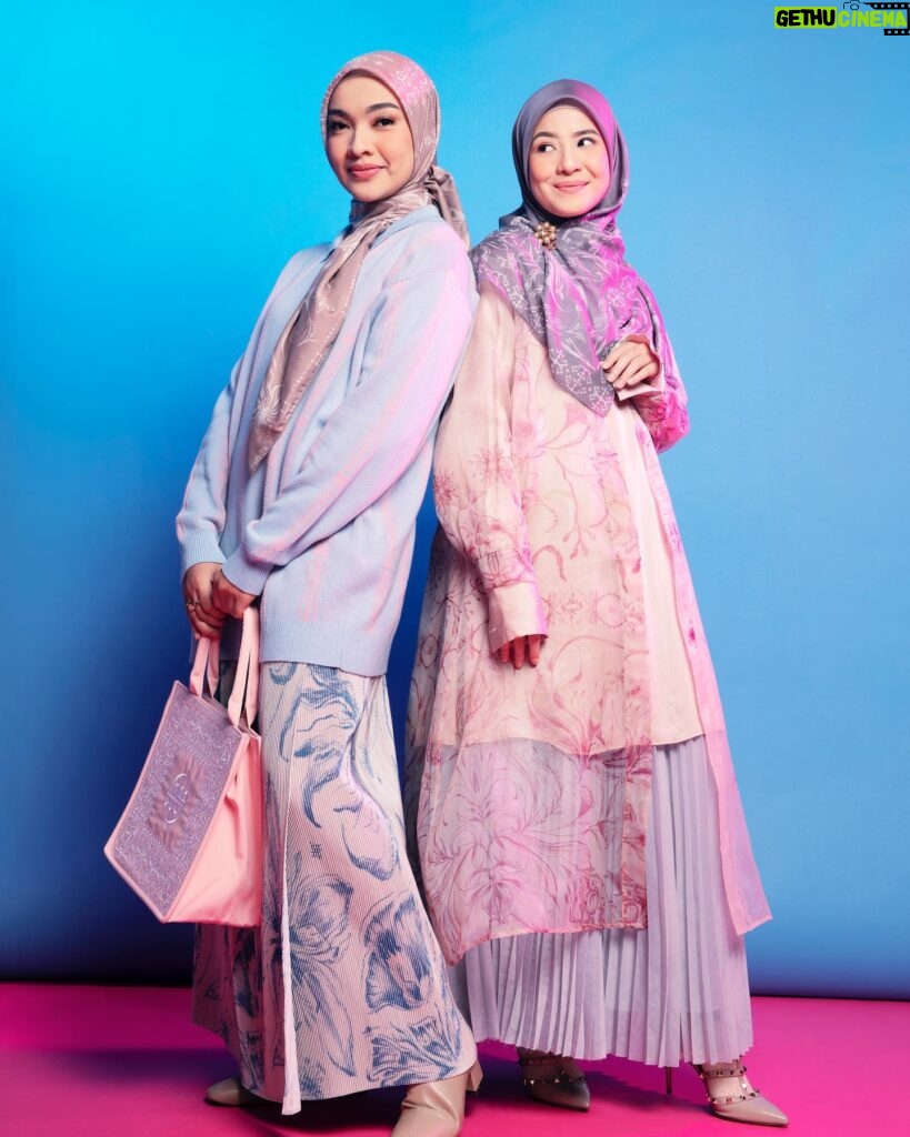 Tika Bravani Instagram - Awal diajak uni Ria Miranda untuk photoshoot Minang Dekade, aku jadi merenungi akar budaya yang selama ini mempengaruhiku. Lama tinggal bersama nenek dan datuk yang asli Bukittinggi, aku jadi sadar betul betapa independen dan besarnya pengaruh perempuan Minang, terutama di keluarga. Bukan tidak menghargai suami, tapi perannya memang besar, mulai dari keputusan makanan apa yang disajikan sampai soal usaha keluarga. 5 Mak Tuo (tante) yang kupunya juga punya dominasi tinggi dalam keluarga dan sepertinya, aku sekarang pun begitu, hobi ngatur 😄 Buat yang di Jakarta, yuk lebih kenal Minang dengan dateng ke Minang Dekade Exhibition di Atrium PIM 2 dari tanggal 13-19 Februari 2023✨