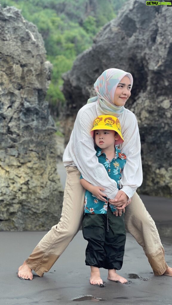 Tika Bravani Instagram - mau main tapi lupa punya buntut🥲