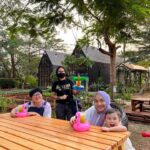 Tika Bravani Instagram - Ibu senang, anak biasa aja. Oke, sip. 📸 @jeannefam