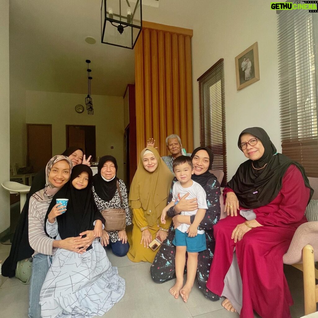 Tika Bravani Instagram - "Ibu punya ibu, ibunya ibu punya kakak, itu, itu, itu kakak ibunya ibu, yang itu anak dari kakaknya ibunya ibu, kalo ini anaknya dari anak kakak ibunya ibu..." adalah penjelasan daruratku ketika ditanya Kalam "ini siapa?" Monmaap lupa jelasin istilah om, tante, kakak, adik, sepupu😂