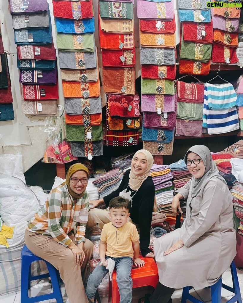 Tika Bravani Instagram - Dalam judul tiba-tiba bertualang ke Tanah Abang. Dari Cinere nyobain naik MRT, terus nyambung Bus Listrik. Sekalian napak tilas neneknya Kalam (almh. ibu saya) yang dulu dagang di sini. Saya suka nyamperin beliau. 30% bantu dagang, 70% belanja. Kalo capek leyeh2 di mesjidnya terus makan di foodcourt 😂 Sejak jaman datuk, udah nggak kehitung toko ini menyambung hidup berapa keluarga. Alhamdulillah masih bertahan meski diterpa pandemi. Berkah selalu, Sinamar!