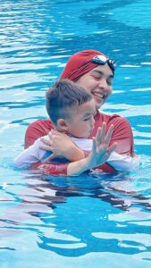 Tika Bravani Instagram - Tiap ngajarin anak pasti ada ekspektasi yang kadang belum sesuai realita. Kencengin mantra sabarnya.. suatu saat kita bisa diving bareng ya, Nak.. 🥲✌️ @splishsplashid