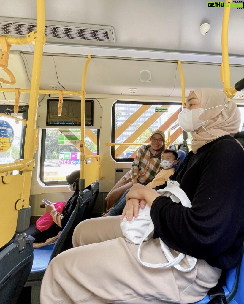 Tika Bravani Instagram - Dalam judul tiba-tiba bertualang ke Tanah Abang. Dari Cinere nyobain naik MRT, terus nyambung Bus Listrik. Sekalian napak tilas neneknya Kalam (almh. ibu saya) yang dulu dagang di sini. Saya suka nyamperin beliau. 30% bantu dagang, 70% belanja. Kalo capek leyeh2 di mesjidnya terus makan di foodcourt 😂 Sejak jaman datuk, udah nggak kehitung toko ini menyambung hidup berapa keluarga. Alhamdulillah masih bertahan meski diterpa pandemi. Berkah selalu, Sinamar!