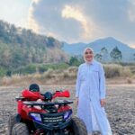 Tika Bravani Instagram - Nyobain ATV di @balongaja .. saking serunya langsung lupa anak 😃 🤙