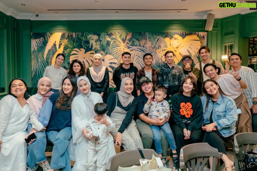 Tika Bravani Instagram - Ketemuan (hampir) lengkap terakhir 5 tahun yang lalu, udah kayak pilpres.. meski kita sibuk masing-masing tapi tetap sevisi misi.. cuan cuan cuan yang berkah yaaa @dianita_tiastuti 😆 love you guys❤️