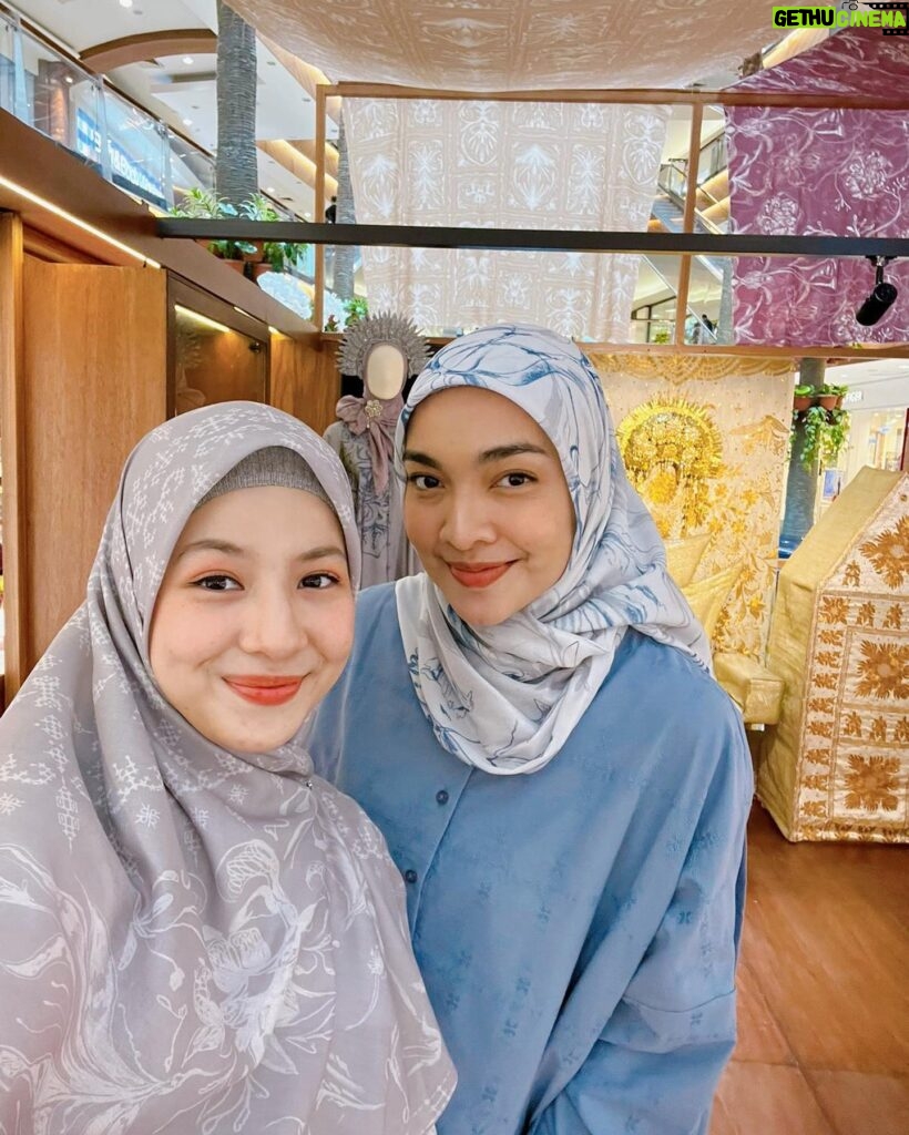 Tika Bravani Instagram - Alhamdulillaah, seneng banget bisa jadi bagian dari perjalanan Minang Dekade uni @riamiranda .. sukses selalu dan semoga semakin berkah yaa🥹💜 Buat teman2 yang di Jakarta, jangan lupa yaa ke Minang Dekade Exhibition di atrium PIM 2 tanggal 13-19 Februari 2023.. @inforiamiranda