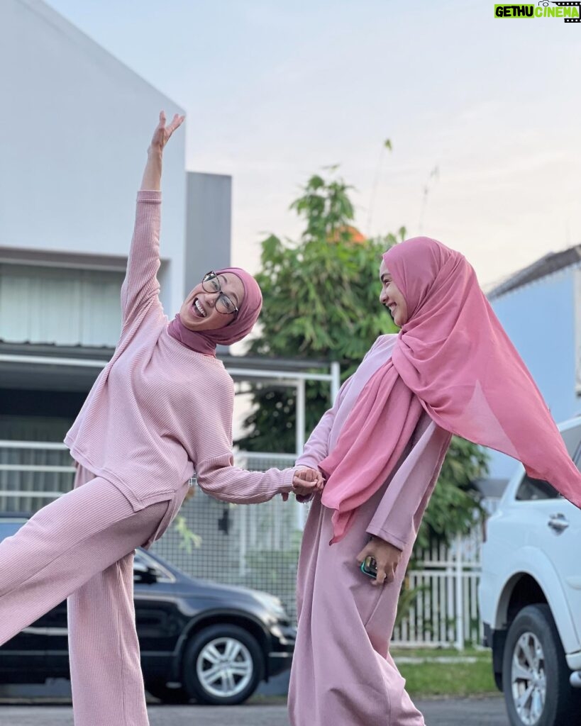 Tika Bravani Instagram - Nggak sengaja nge-pink, padahal kami bukan BLINK 😛 luv luv @irantypurnamasari 💕