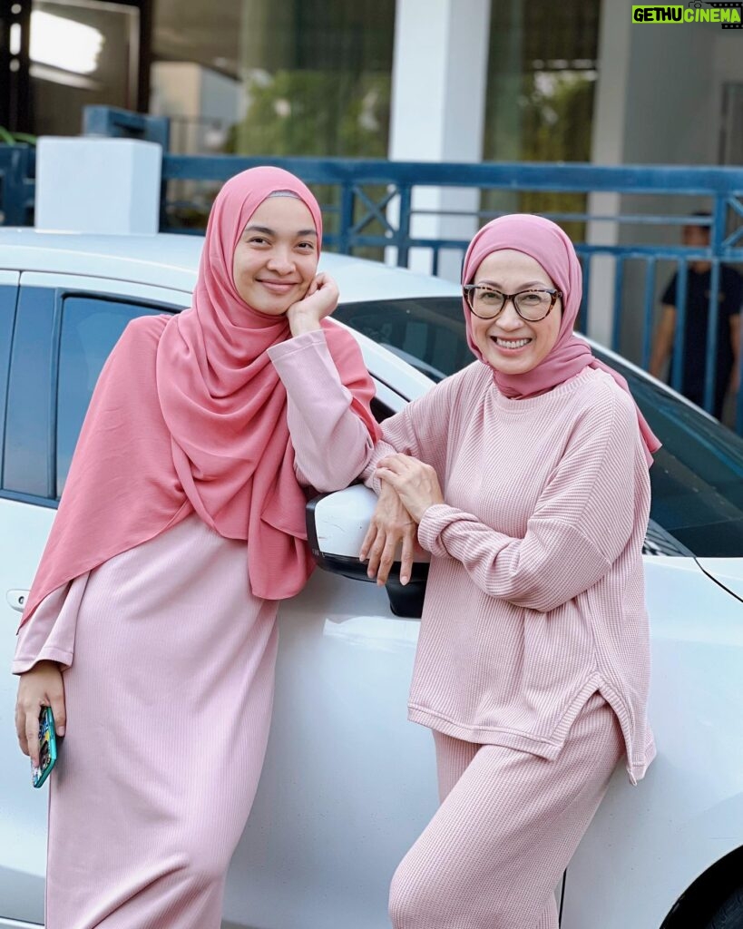 Tika Bravani Instagram - Nggak sengaja nge-pink, padahal kami bukan BLINK 😛 luv luv @irantypurnamasari 💕