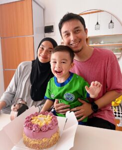 Tika Bravani Instagram - Ini memang tahun dukacita, tapi kamu berhak berbahagia. Setidaknya buat hari ini. Selamat ulang tahun! Doa terbaik untukmu @dimsad77 💝 📸 @jeannefam