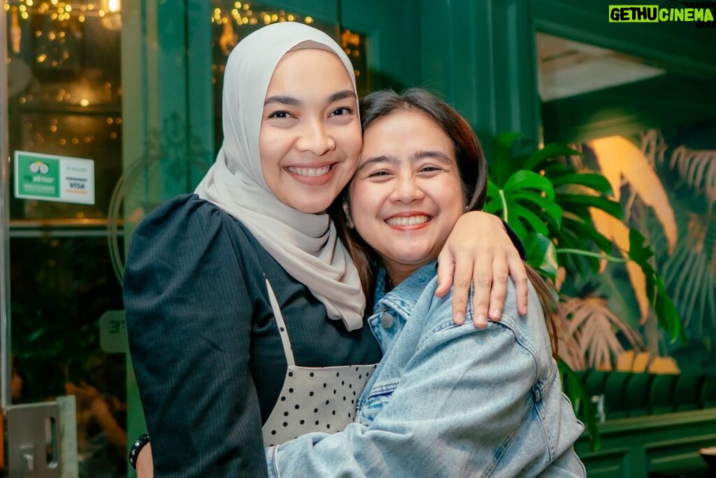 Tika Bravani Instagram - Ketemuan (hampir) lengkap terakhir 5 tahun yang lalu, udah kayak pilpres.. meski kita sibuk masing-masing tapi tetap sevisi misi.. cuan cuan cuan yang berkah yaaa @dianita_tiastuti 😆 love you guys❤️