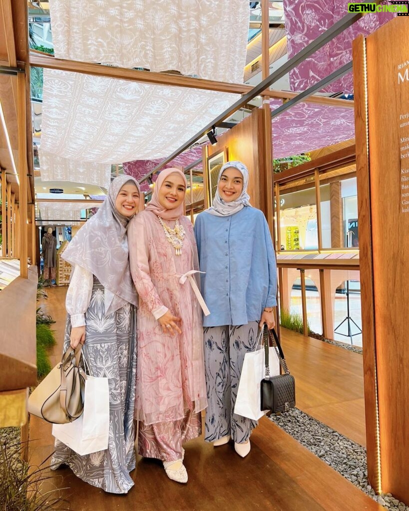 Tika Bravani Instagram - Alhamdulillaah, seneng banget bisa jadi bagian dari perjalanan Minang Dekade uni @riamiranda .. sukses selalu dan semoga semakin berkah yaa🥹💜 Buat teman2 yang di Jakarta, jangan lupa yaa ke Minang Dekade Exhibition di atrium PIM 2 tanggal 13-19 Februari 2023.. @inforiamiranda