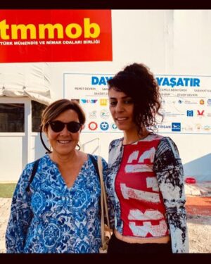 Tilbe Saran Instagram - Depremi unutmadınız değil mi? İskenderun Dayanışma Gönüllülerine minnetle💙 @kirpipiki kitaplarına teşekkür ederiz