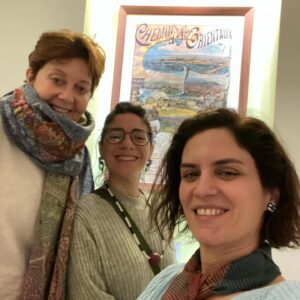 Tilbe Saran Instagram - @mesher_official ‘deki “ Göz Alabildiğine İstanbul” sergisini görmeyen kalmasın. 1493’ten 1920’lere imparatorluk kentinde düşsel bir yolculuğa çıktık. Harika rehberimiz Hazal eşliğinde #ÖmerKoç seçkisinin en müstesna parçalarına yakından bakmak keyfini yaşadık.  #ŞeydaÇetin #EbruEsraSatıcı küratörlüğünde eşsiz bir kolleksiyona daldık.
Edmondo de Amicis’in 1877de yazdığı Constantinople kitabında söylediği gibi:
“İstanbul bir Babil, bir dünya, bir kaos. -Peki güzel mi - Fevkalade.
-Çirkin mi - Korkunç derecede
-Beğendin mi? - Büyülendim.
-Kalacak mısın? - Nereden bileyim!
Başka bir gezegende ne kadar kalacağını kim söyleyebilir?” #gözalabildiğinei̇stanbul #meşher