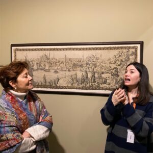 Tilbe Saran Instagram - @mesher_official ‘deki “ Göz Alabildiğine İstanbul” sergisini görmeyen kalmasın. 1493’ten 1920’lere imparatorluk kentinde düşsel bir yolculuğa çıktık. Harika rehberimiz Hazal eşliğinde #ÖmerKoç seçkisinin en müstesna parçalarına yakından bakmak keyfini yaşadık.  #ŞeydaÇetin #EbruEsraSatıcı küratörlüğünde eşsiz bir kolleksiyona daldık.
Edmondo de Amicis’in 1877de yazdığı Constantinople kitabında söylediği gibi:
“İstanbul bir Babil, bir dünya, bir kaos. -Peki güzel mi - Fevkalade.
-Çirkin mi - Korkunç derecede
-Beğendin mi? - Büyülendim.
-Kalacak mısın? - Nereden bileyim!
Başka bir gezegende ne kadar kalacağını kim söyleyebilir?” #gözalabildiğinei̇stanbul #meşher