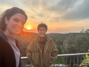 Tilbe Saran Instagram - Çalışmak güzel! Dostlar ziyaret edince daha da güzel! #Ayvalık #set