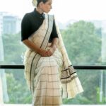 Tillotama Shome Instagram - What jhumka??:-)) Thank you @weaversvillagestore for this most beautiful saree. I got this Weaversvillage Balaramapuram pitloom saree, the last time I was in Trivandrum for the documentary film festival. Thanks Sobha, I absolutely loved wearing it at @mbifl , a festival of letters, for a session on plurality on my second visit to Trivandrum ❤️ The jhumakas are my mothers and the fragrance of the flowers was divine. Kept it by my bedside. HMU @themakeupwaley @hairstyler_artist Ninja level care by @jaanvirnagrani