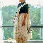 Tillotama Shome Instagram - What jhumka??:-)) Thank you @weaversvillagestore for this most beautiful saree. I got this Weaversvillage Balaramapuram pitloom saree, the last time I was in Trivandrum for the documentary film festival. Thanks Sobha, I absolutely loved wearing it at @mbifl , a festival of letters, for a session on plurality on my second visit to Trivandrum ❤️ The jhumakas are my mothers and the fragrance of the flowers was divine. Kept it by my bedside. HMU @themakeupwaley @hairstyler_artist Ninja level care by @jaanvirnagrani