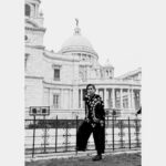 Tillotama Shome Instagram - Thank you @kolkatalitmeet for celebrating @irrfan with such warmth. The session opened with the scene of Ashok and Ashima ( Namesake )walking through Victoria memorial, a short distance away from where we were sitting, and wondering what words would escape in trying to speak about Irrfan. @shubhragupta @tigmanshudhulia aap dono ko humara Salam. Thanks @chatterjeeshahana for the thoughtful conversation. My parents began their romance at Victoria memorial. They had a tree where they met. It was lovely to have them with me that day. They walked to their tree. A day to remember. Warm in @1111clothing Shoes @theater.xyz