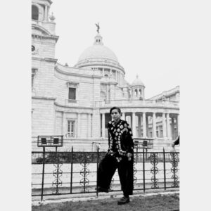 Tillotama Shome Instagram - Thank you @kolkatalitmeet for celebrating @irrfan with such warmth.
The session opened with the scene of Ashok and Ashima ( Namesake )walking through Victoria memorial, a short distance away from where we were sitting, and wondering what words would escape in trying to speak about Irrfan.
 @shubhragupta @tigmanshudhulia aap dono ko humara Salam. Thanks @chatterjeeshahana
for the thoughtful conversation.
My parents began their romance at Victoria memorial. They had a tree where they met. It was lovely to have them with me that day. They walked to their tree. A day to remember.
Warm in @1111clothing
Shoes @theater.xyz
