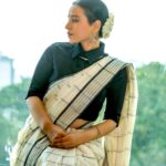 Tillotama Shome Instagram - What jhumka??:-)) Thank you @weaversvillagestore for this most beautiful saree. I got this Weaversvillage Balaramapuram pitloom saree, the last time I was in Trivandrum for the documentary film festival. Thanks Sobha, I absolutely loved wearing it at @mbifl , a festival of letters, for a session on plurality on my second visit to Trivandrum ❤️ The jhumakas are my mothers and the fragrance of the flowers was divine. Kept it by my bedside. HMU @themakeupwaley @hairstyler_artist Ninja level care by @jaanvirnagrani