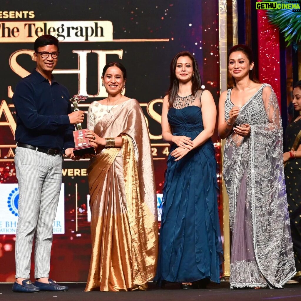 Tillotama Shome Instagram - Thank you @t2telegraph for honouring me with the #sheawards along with such incredible women. Srabani Sarkar Neogi (Social Work), Lorraine Mirza (Education), Anita Agnihotri (Literature), Priti Sureka (Business Leadership), Priyanka Raja (Lifestyle Entrepreneur), Kheyali Dastidar (Theatre), Priti Patel (Dance), Ruby Pal Choudhuri (She for Bengal), Iman Chakraborty (Music) and Dola Banerjee (Sports). I am so encouraged to dig deeper. The evening was unforgettable for me as my parents were there with me. They are my biggest cheerleaders, awards or no awards, from my Delhi theatre days to now. Overcoming life threatening illnesses, my life givers were by my side and beaming. @priyankaroy270609 from the Telegraph took such good care of them. I later found out that she has lost both her parents. I was so moved by her. To get the warmest hugs and love from the powerful sisterhood of the Bengali film industry @rituparnaspeaks @mimichakraborty @yourkoel @iman_chakraborty ALL in one evening was a full heart squeeze ❤️❤️. Saree @dressfolk HMU @nooralambabai Jewellery @e3kjewelry . Photos by the most youthful @rashu.peace who has been with Telegraph since 1975 !!! P.s: ma has saved the newspaper as per usual.