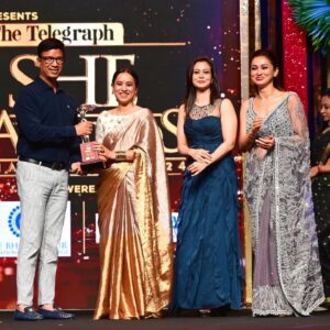 Tillotama Shome Instagram - Thank you @t2telegraph for honouring me with the #sheawards along with such incredible women. 
Srabani Sarkar Neogi (Social Work), Lorraine Mirza (Education), Anita Agnihotri (Literature), Priti Sureka (Business Leadership), Priyanka Raja (Lifestyle Entrepreneur), Kheyali Dastidar (Theatre), Priti Patel (Dance), Ruby Pal Choudhuri (She for Bengal), Iman Chakraborty (Music) and Dola Banerjee (Sports). 
I am so encouraged to dig deeper.
The evening was unforgettable for me as my parents were there with me. They are my biggest cheerleaders, awards or no awards, from my Delhi theatre days to now. Overcoming life threatening illnesses, my life givers were by my side and beaming.
@priyankaroy270609 from the Telegraph took such good care of them. I later found out that she has lost both her parents. I was so moved by her.
To get the warmest hugs and love from the powerful  sisterhood of the Bengali film industry @rituparnaspeaks @mimichakraborty @yourkoel @iman_chakraborty ALL in one evening was a full heart squeeze ❤️❤️. 
Saree @dressfolk 
HMU @nooralambabai 
Jewellery @e3kjewelry . 
Photos by the most youthful @rashu.peace who has been with Telegraph since 1975 !!!
P.s: ma has saved the newspaper as per usual.