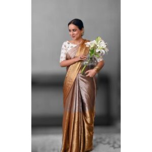 Tillotama Shome Instagram - Thank you @t2telegraph for honouring me with the #sheawards along with such incredible women. 
Srabani Sarkar Neogi (Social Work), Lorraine Mirza (Education), Anita Agnihotri (Literature), Priti Sureka (Business Leadership), Priyanka Raja (Lifestyle Entrepreneur), Kheyali Dastidar (Theatre), Priti Patel (Dance), Ruby Pal Choudhuri (She for Bengal), Iman Chakraborty (Music) and Dola Banerjee (Sports). 
I am so encouraged to dig deeper.
The evening was unforgettable for me as my parents were there with me. They are my biggest cheerleaders, awards or no awards, from my Delhi theatre days to now. Overcoming life threatening illnesses, my life givers were by my side and beaming.
@priyankaroy270609 from the Telegraph took such good care of them. I later found out that she has lost both her parents. I was so moved by her.
To get the warmest hugs and love from the powerful  sisterhood of the Bengali film industry @rituparnaspeaks @mimichakraborty @yourkoel @iman_chakraborty ALL in one evening was a full heart squeeze ❤️❤️. 
Saree @dressfolk 
HMU @nooralambabai 
Jewellery @e3kjewelry . 
Photos by the most youthful @rashu.peace who has been with Telegraph since 1975 !!!
P.s: ma has saved the newspaper as per usual.