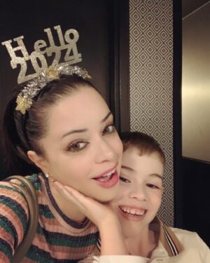 Tina Barrett Instagram - #happynewyear wishing you all health, wealth, happiness and prosperity in #2024 stay blessed love ya 🥂🩷🙌🎉🙏💋