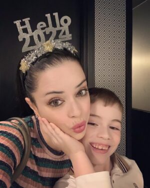Tina Barrett Instagram - #happynewyear wishing you all health, wealth, happiness and prosperity in #2024 stay blessed love ya 🥂🩷🙌🎉🙏💋