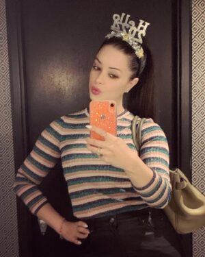 Tina Barrett Instagram - #happynewyear wishing you all health, wealth, happiness and prosperity in #2024 stay blessed love ya 🥂🩷🙌🎉🙏💋