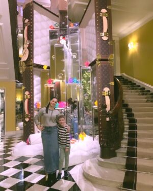 Tina Barrett Instagram - Post #christmas #treat @claridgeshotel #sqa #bliss #familytime 🤍🩷❄️🎄🥂😻✨
