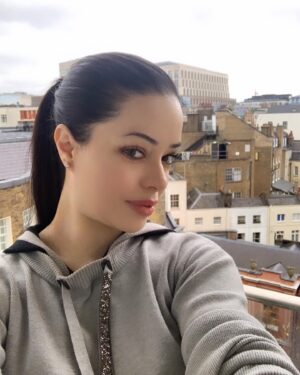 Tina Barrett Instagram - Post #christmas #treat @claridgeshotel #sqa #bliss #familytime 🤍🩷❄️🎄🥂😻✨