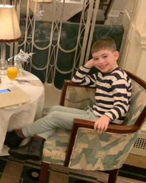 Tina Barrett Instagram - Post #christmas #treat @claridgeshotel #sqa #bliss #familytime 🤍🩷❄️🎄🥂😻✨